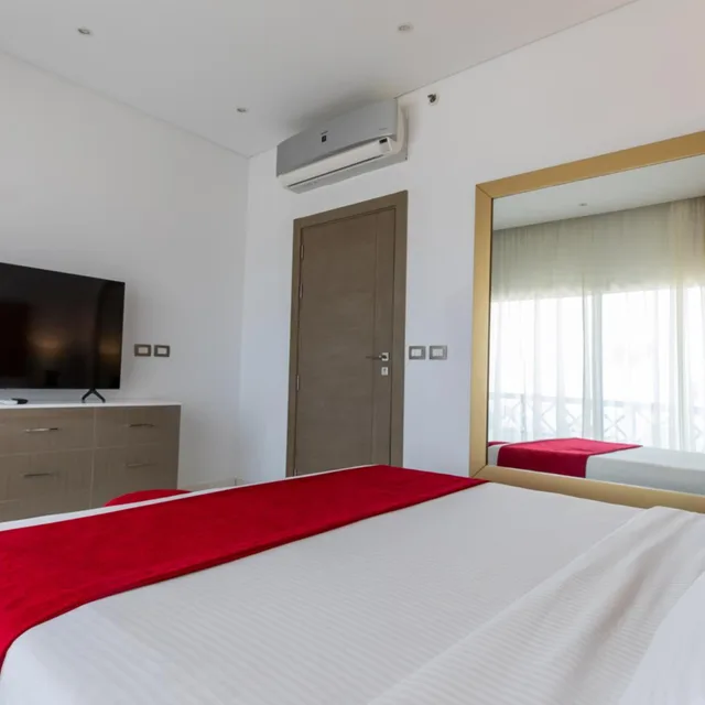 غرفة تنفيذية عائلية بإطلالة على البحر، M Hotels at Porto Marina 1/6