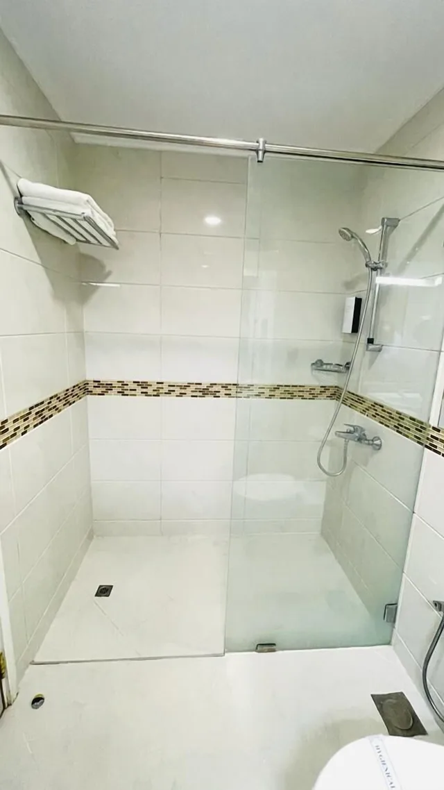 غرفة قياسية بسرير كينج مع أريكة، Golden Tulip Nizwa Hotel 6/7