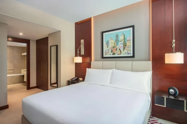 جناح سوبيريور بسرير مزدوج بغرفة نوم واحدة بإطلالة جزئية على البحر، Hilton Doha The Pearl Residences 1/5