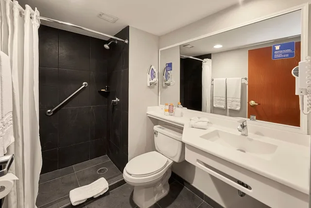 جناح بسرير كوين مع أريكة، City Express Plus by Marriott Cabo San Lucas 4/4