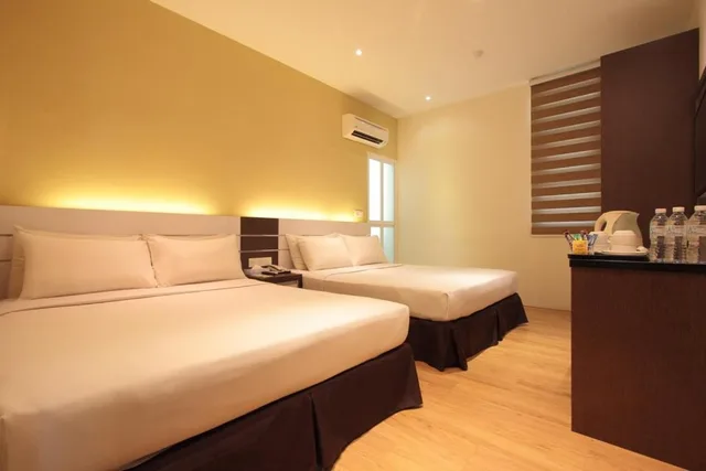 غرفة عائلية، The V Hotel 1/4