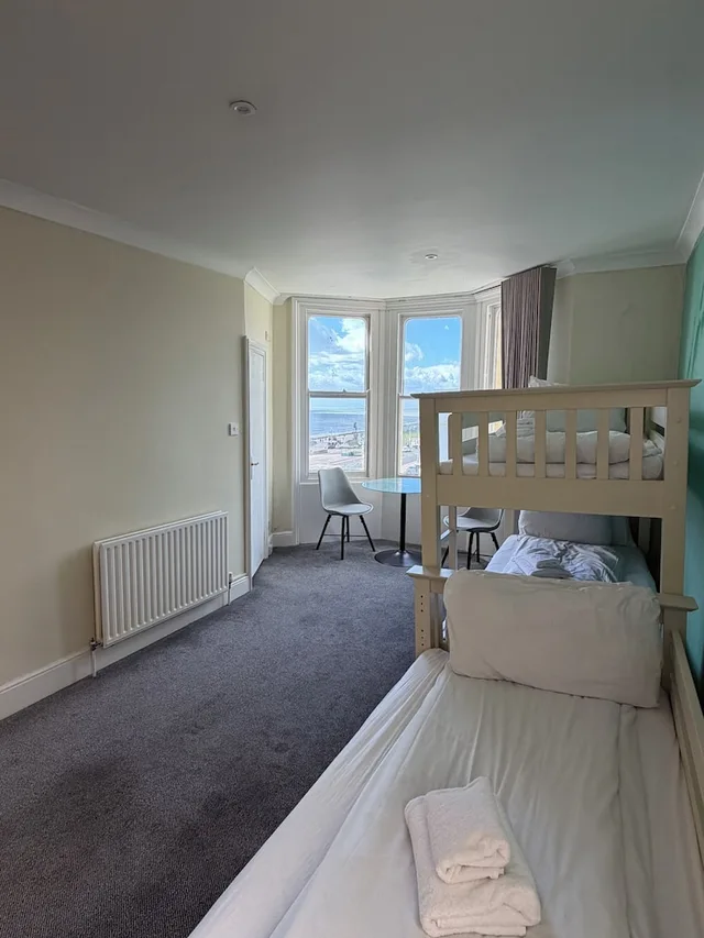 غرفة قياسية ثلاثية بسرير بطابقين وسرير فردي، BRIGHTON HOTEL(FORMERLY BEST WESTERN BRIGHTON) 3/10
