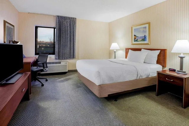 غرفة تنفيذية بسرير كينج، La Quinta Inn by Wyndham Detroit Southgate 5/10