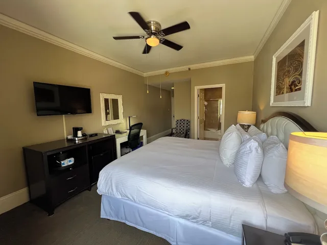 Royal, Courtyard, King Bed، Kensington Park Hotel 3/8