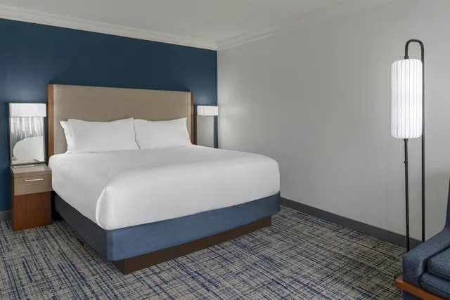 غرفة كبيرة بسرير كينج مع أريكة، Courtyard By Marriott Palo Alto Los Altos 9/10