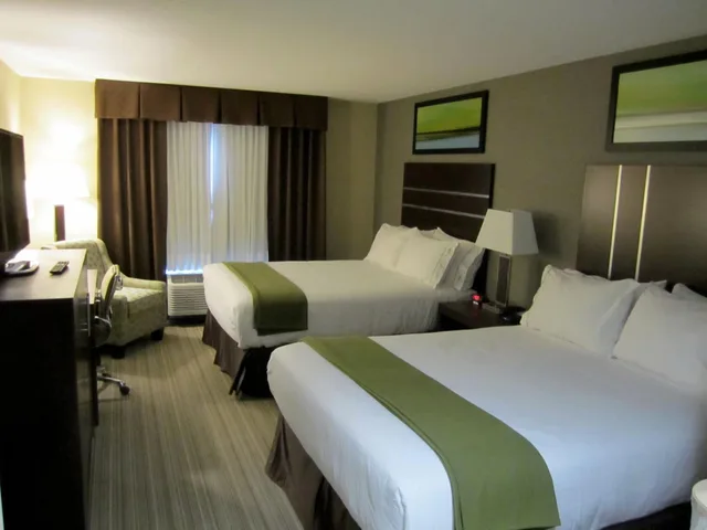 غرفة بسرير كينج وسريرين كوين لذوي الإعاقة، HOLIDAY INN EXPRESS GOLDEN KICKING HORSE 3/6