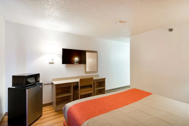 غرفة قياسية بسرير كينج، Motel6 Waukegan, IL 3/10