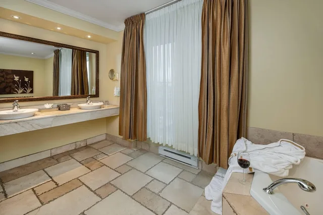 Efficiency, Suite, King Bed, Sofa, Jetted Tub، Hotel Brossard 4/6