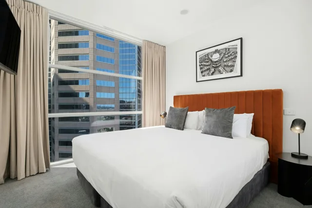 3 Bedrooms, Apartment, Oaks Melbourne on Lonsdale Suites 1/5