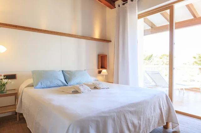 كابينة بسرير مزدوج بشرفة بإطلالة جزئية على البحر، Es Pas Formentera Agroturismo 2/8