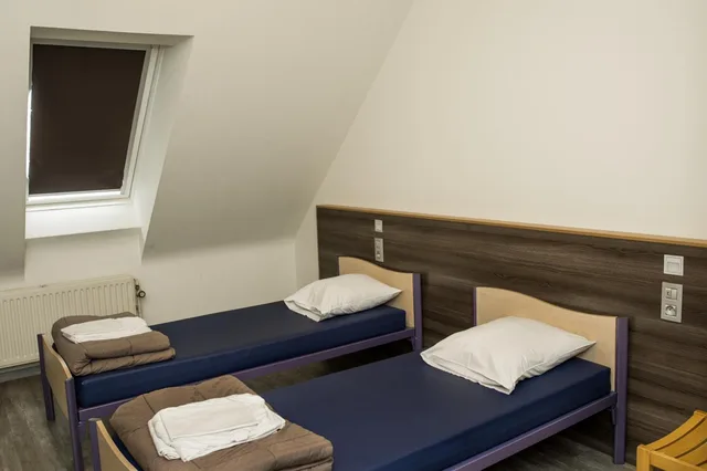 Room, Twin Beds, Generation Europe Youth Hostel 2/9