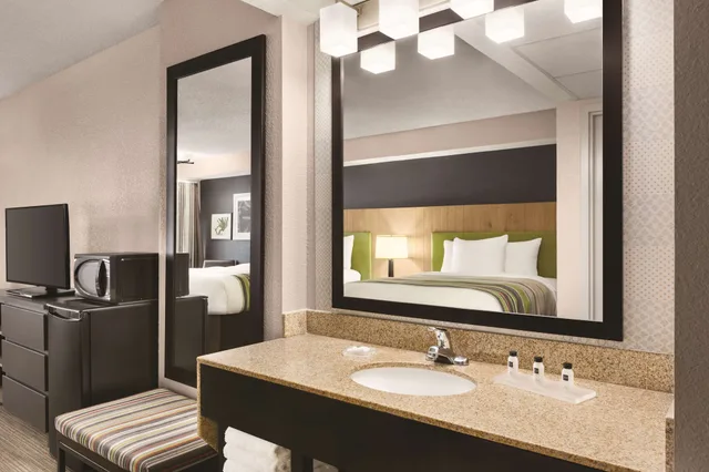 غرفة بريميوم بسريرين كوين بشرفة، Country Inn & Suites by Radisson, Pigeon Forge South, TN 3/3