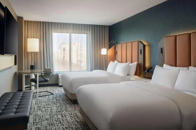 غرفة بسريرين كوين بحوض استحمام لذوي الإعاقة، Tempo by Hilton Raleigh Downtown 1/3