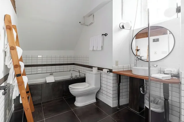 لوفت بسريرين كينج، Auberge Place D Armes 4/7