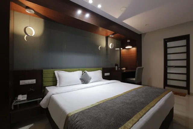 Premier, Studio, King Bed, Hotel The Lotus Park 2/3
