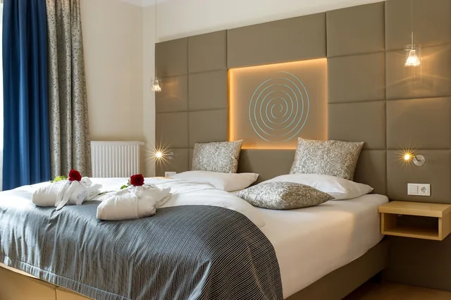 غرفة سوبيريور بسرير كينج بإطلالة على البحيرة مع أريكة، Balance Das 4 Elemente Spa Golf Hotel 1/3