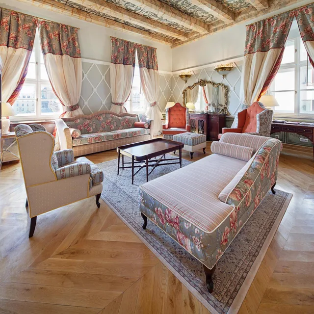 جناح فاخر بشرفة في المبنى الرئيسي، Bonerowski Palace 1/4