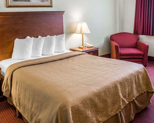 غرفة بسرير كوين، Quality Inn & Conference Center Franklin Downtown PA 1/1