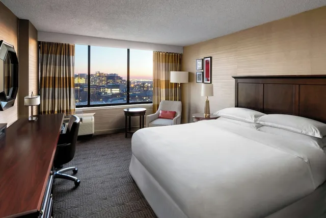 Traditional, King Bed, Sheraton Philadelphia University City 3/10