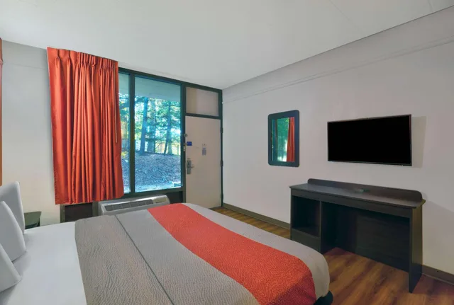 غرفة بسرير كينج بجاكوزي للمدخنين، Motel6 Seaford, DE 1/7