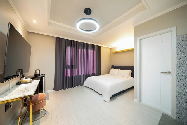 Deluxe, Queen Bed, Cornerstone Hotel 2/4
