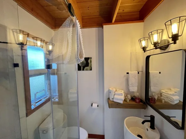 Cabin, King Bed, Ocean Front, Hot Tub، Gone With The Wind Cabin 2/2
