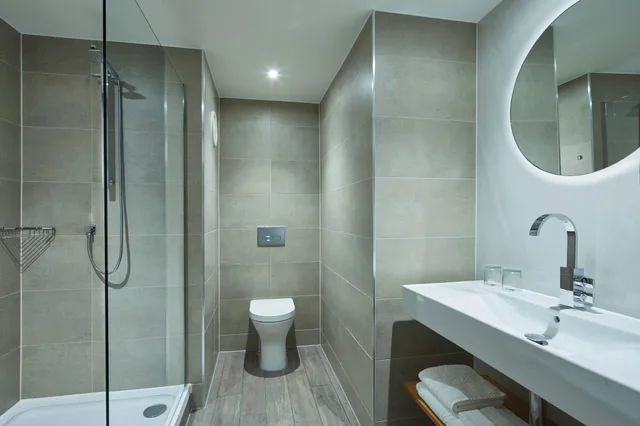 غرفة قياسية بسرير مزدوج، Manchester Marriott Victoria And Albert Hotel 2/4