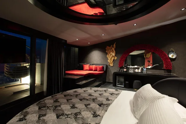 غرفة بسرير كينج وسرير كوين بإطلالة على البحر، Charisma de Luxe Hotel 1/2