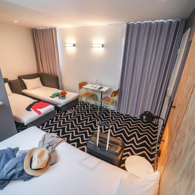 جناح بسرير مزدوج وسريرين منفصلين مع أريكة، Ibis Styles Paris Place d Italie Bute aux Cailles 3/6