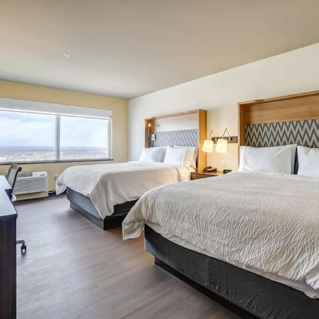 غرفة قياسية بسرير كينج وسريرين كوين، Holiday Inn Gatineau – Ottawa 3/10