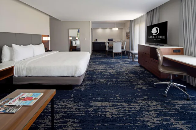 جناح جونيور ركني بسرير كينج، Doubletree Hotel Bakersfield 1/1
