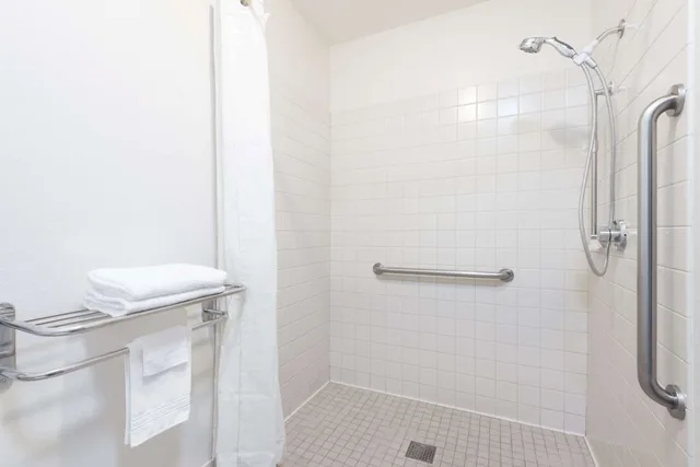 غرفة بسرير كينج لذوي الإعاقة، Super 8 by Wyndham Missoula/Reserve St. 2/2