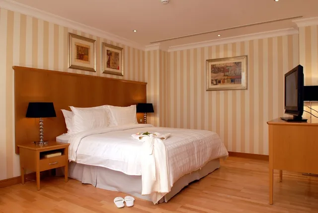 غرفة قياسية بسرير كينج بإطلالة على المسبح، Copthorne Al Jahra Hotel & Resort 4/9