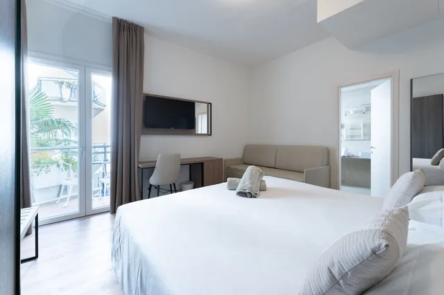 غرفة ديلوكس ثلاثية بسرير مزدوج وسرير فردي بشرفة بإطلالة جزئية على البحر، Excelsior Hotel 1/6