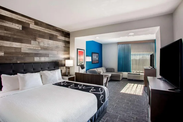 جناح استوديو تنفيذي بسرير كينج بإطلالة على المدينة مع أريكة، La Quinta Inn Suites By Wyndham Pittsburg 1/1