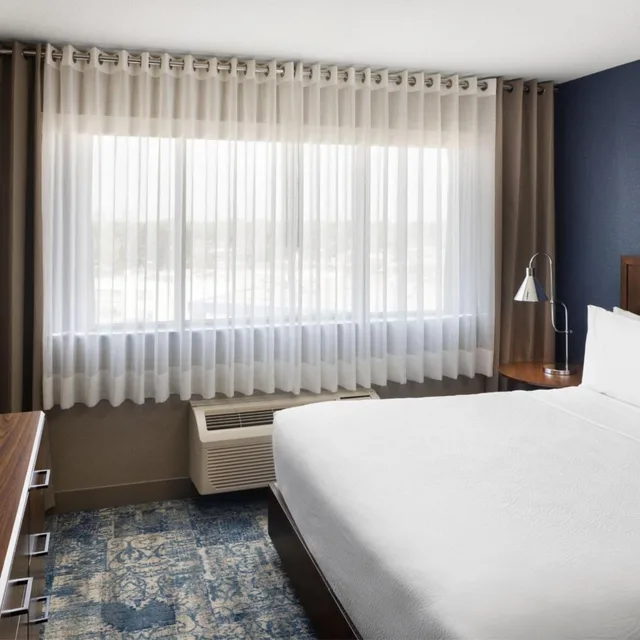 جناح بسرير كينج بغرفة نوم واحدة مع أريكة في طابق مرتفع، Four Points by Sheraton Edmonton South 2/6
