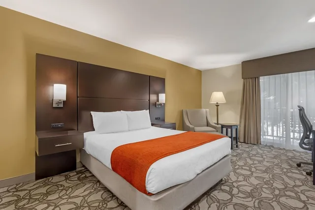 Standard, Queen Bed, Golf Course View، Best Western Plus Plaza by the Green 2/8