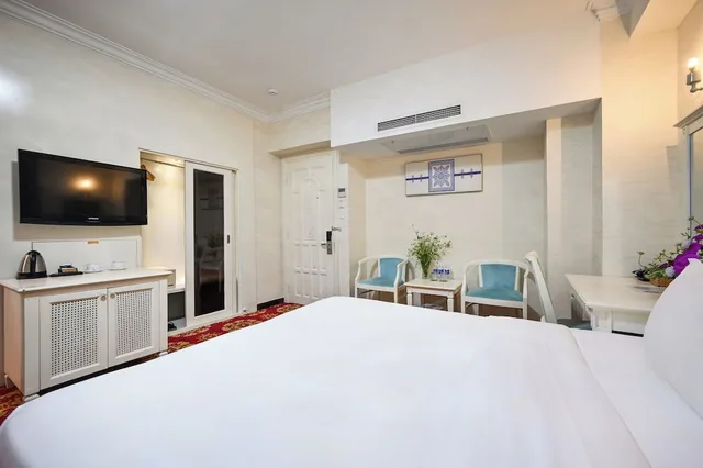 Deluxe, Triple, 1 Queen and 1 Single Bed, No Window، California Saigon Hotel & Rooftop Pool 3/7