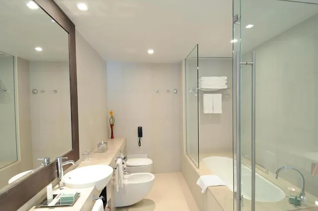 1 King Deluxe Plaza View Theme Park Access، Crowne Plaza Abu Dhabi Yas Island 4/8