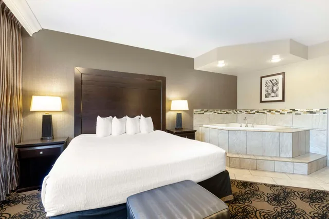 غرفة بسرير كينج بجاكوزي، Best Western Plus Midwest Inn 3/4