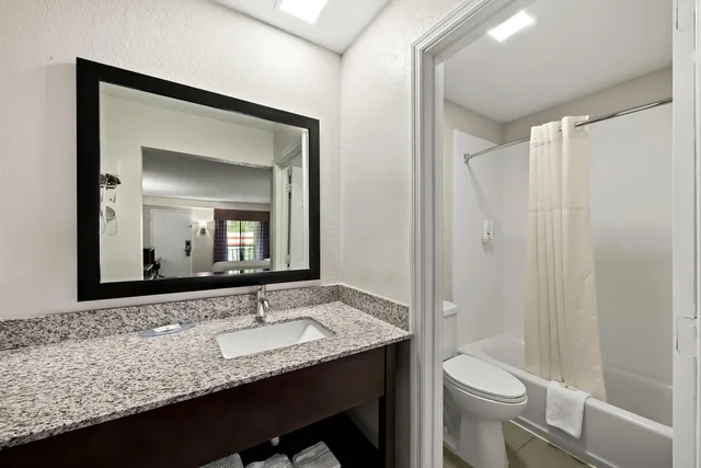 غرفة بسريرين كوين للمدخنين، Quality Inn Raeford, NC 3/4