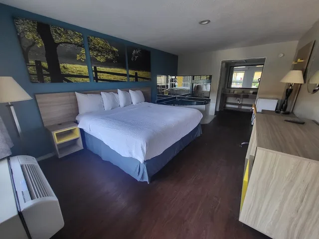غرفة قياسية بسرير كينج بحوض جاكوزي، Park Inn by Radisson, Attalla-Gadsden 1/6