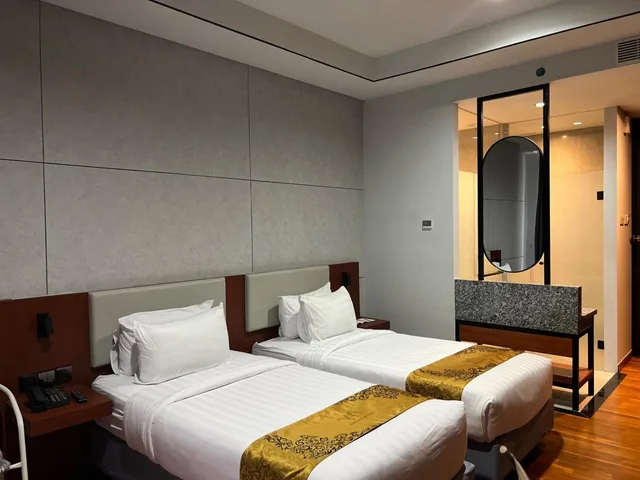 غرفة بسريرين منفصلين بإطلالة، Grand Miami Hotel 1/3