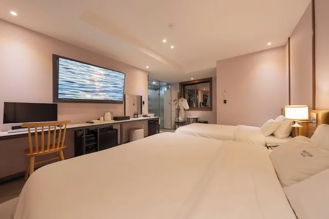 Vip, Twin Beds, 1 Double and 1 Single Bed، Special W Motel 3/10