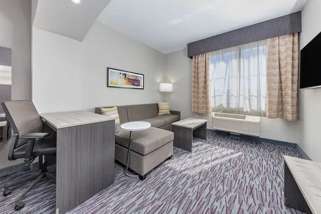 غرفة تنفيذية بسرير كينج، La Quinta Inn & Suites by Wyndham Allen at The Village 5/9