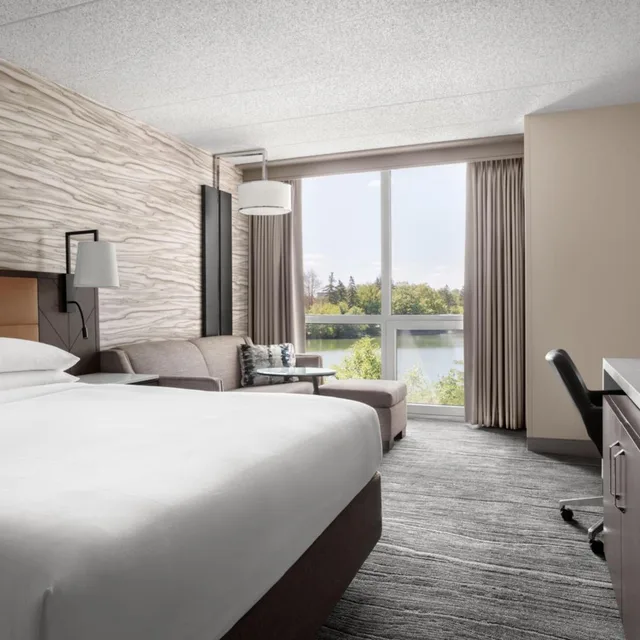 غرفة بسرير كينج بحوض استحمام لذوي الإعاقة، Lincolnshire Marriott Resort 3/10