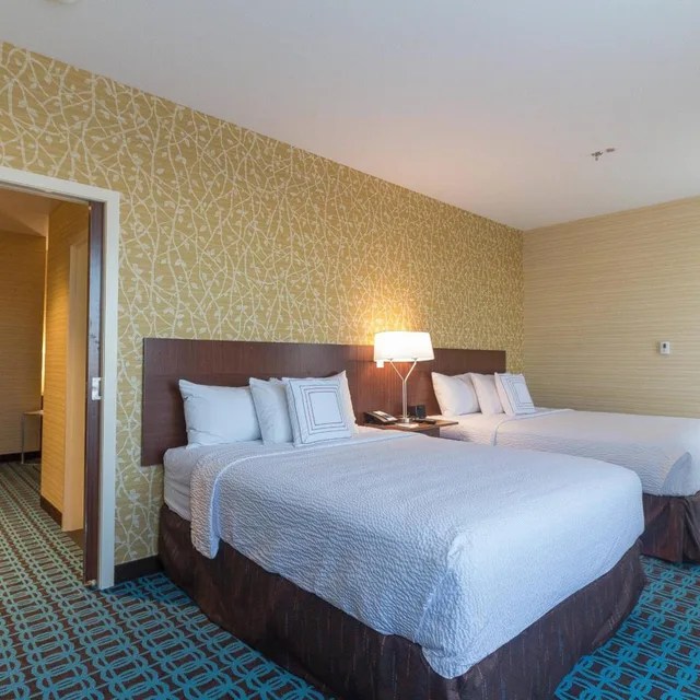 جناح بسرير كوين بغرفة نوم واحدة مع أريكة، Fairfield Inn Suites Regina 1/3