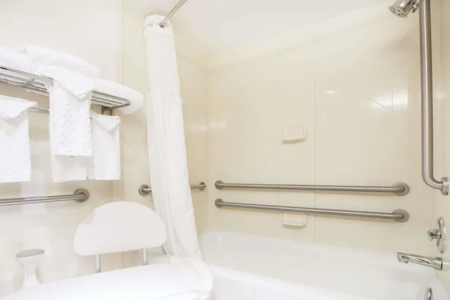 غرفة بسريرين كوين لذوي الإعاقة، Ramada By Wyndham Enid 7/8