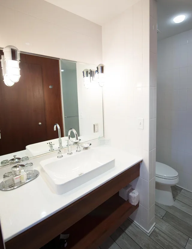 Room, Queen Bed, Port Side, Accessible، The Boathouse Waterfront Hotel 3/4