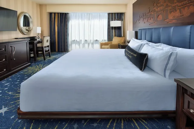 Standard, King Bed, with View, Club Floor، Disneyland Hotel 1/3